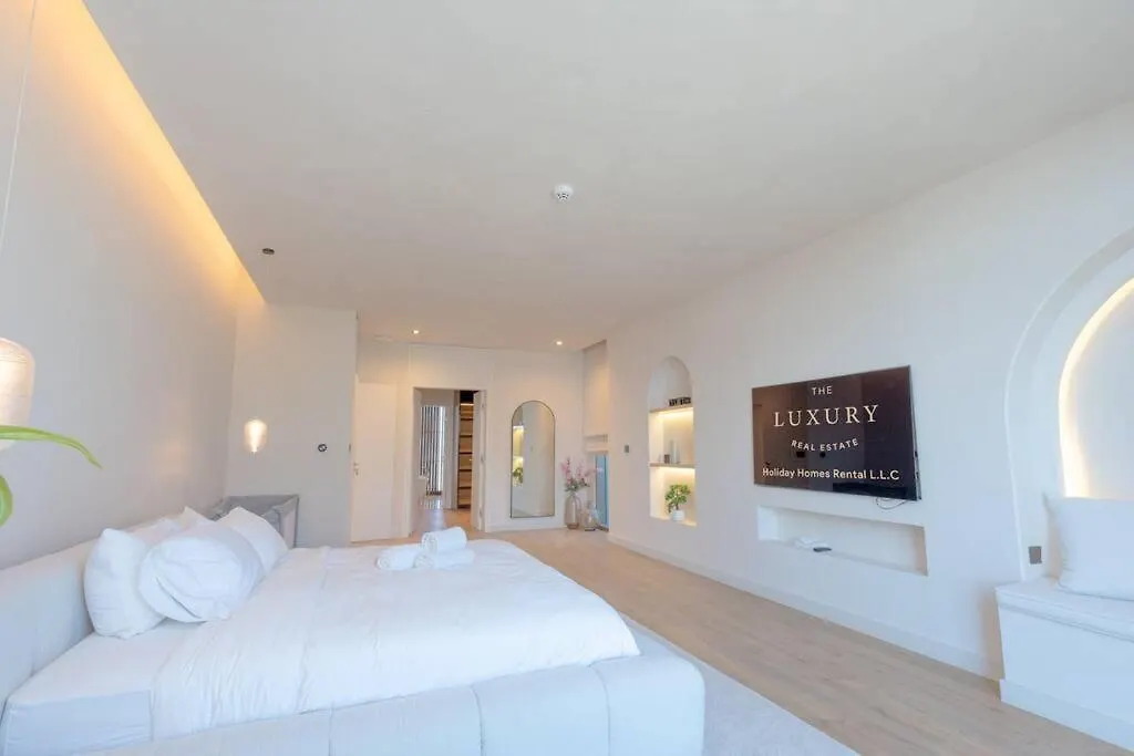 Dubai Hills - Modern 5 Bedroom Expansive Villa By Tlre Holiday Homes